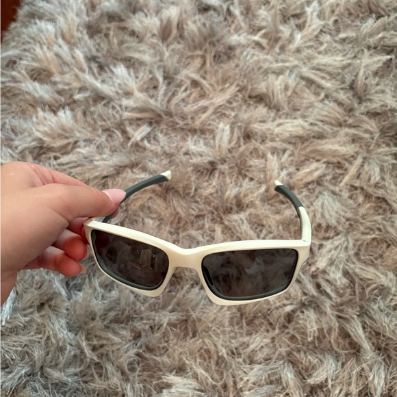 White and grey oakley sporty sunglasses! - Picture 2 of 4